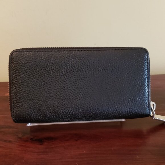 MARC JACOBS Leather (Zippy) Wallet w/ Silver Hardware & front zip compartment - Picture 3 of 11